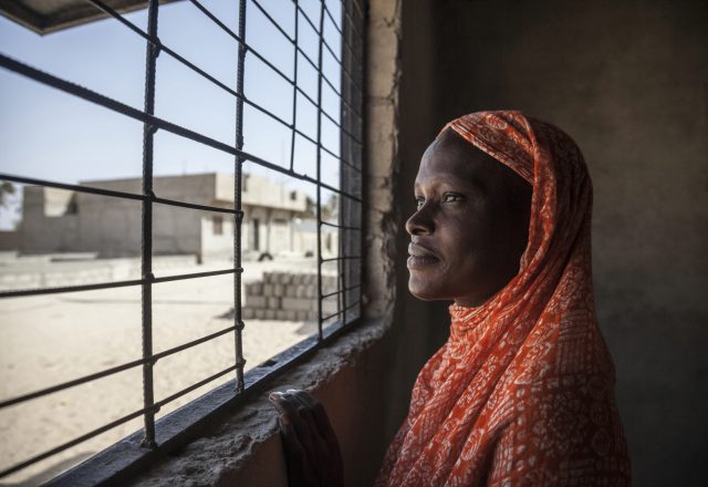 Région de Saint-Louis, village de Ndiebène. Le CICR aide les familles des migrants portés disparus. Khady, âgée de 32 ans, la femme d’un migrant porté disparu, est bénéficiaire d’un projet d’appui psychosocial mis en place par le CICR et la Croix-Rouge sénégalaise. Elle participe aussi à un cours d’alphabétisation en wolof, ainsi qu’au programme de financement et d’appui socio-économique.
Saint-Louis region, Ndiebène village. ICRC helps families of missing migrants. Khady, 32 years old, the wife of a missing migrant, benefits from a psychosocial project led by the ICRC and Senegalese Red Cross Society. She also attends literacy class in wolof and a program of financing and socio-economic support.
Khady a perdu la trace de son mari, Mamadou, lorsqu’il avait 40 ans en 2006. Il ne l’a pas prévenue avant de s’en aller. Elle pensait qu’il pêchait, mais d’autres personnes l’ont renseignée. Elle vit avec 20 autres personnes. Elle possède une petite boutique de cosmétiques. Elle a toujours l’espoir de revoir son mari, bien qu’elle se soit remariée depuis et dise que si son mari revenait, il devrait comprendre la situation. Elle a trois enfants, dont un avec son nouvel époux, lui aussi pêcheur. Khady pense qu’il vaut mieux rester au pays que de s’en aller en Europe.
Khady's husband, Mamadou, disappeared in 2006 when he was 40 years old. He didn’t tell her anything about leaving, he just left without notice. She thought he was fishing. Relatives of the other people who left told her that her husband had left and lives with 20 other people. She has a small shop of cosmetics. She still has hopes he will come back one day. Despite this, she married again and says that if he comes back he will have to understand the situation. She has three children, one child with her new husband, who is also a fisherman. Khady thinks it is better to stay in Senegal than try to go to Europe.